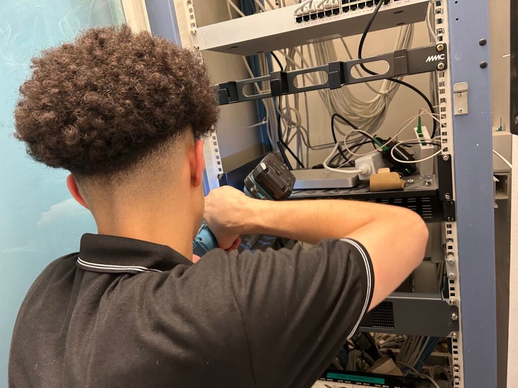 Installation réelle d’un système de contrôle d’accès Ubiquiti UniFi dans une entreprise à Paris