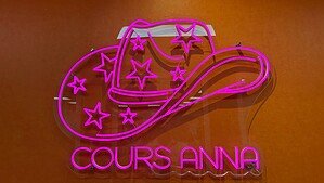 Étude de cas - Installation d’une baie de brassage, câblage réseau, écran LED géant et caméras de surveillance au Cours Anna – Paris 17e