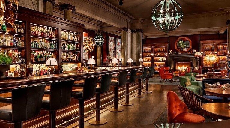 Installation caméras de surveillance dans un bar à Paris - Pour une sécurité optimale et conforme