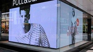 Installation écran LED vitrine magasin - attirez plus de clients