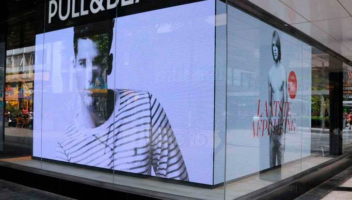 Installation écran LED vitrine magasin - attirez plus de clients