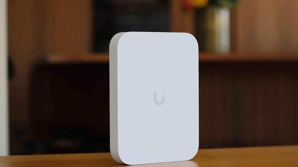 Installation Ubiquiti UniFi Network U7 in wall 3