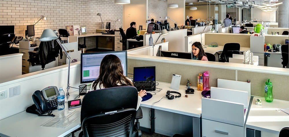 Pourquoi le Wi-Fi fonctionne mal dans un bureau à plusieurs étages ?