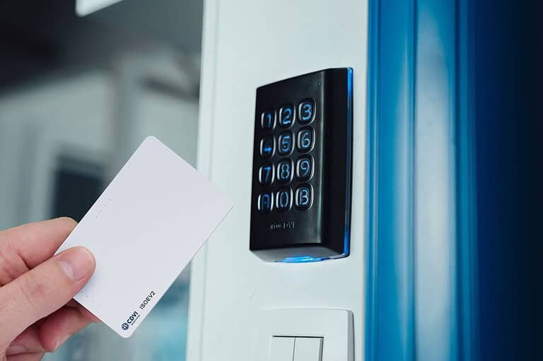 Employé parti : comment bloquer immédiatement son badge d’accès ?
