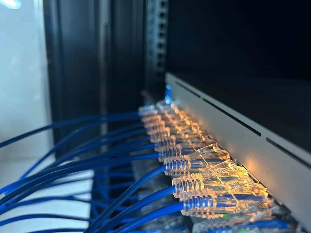 câblage réseau structuré dans une baie de brassage