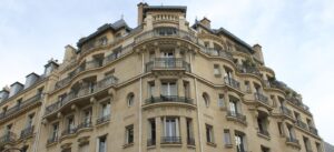 Installation Wi-Fi dans un appartement à Paris 7e : comment éliminer les zones blanches et couvrir une terrasse extérieure