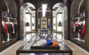 Installation d'un écran LED en vitrine chez Moncler Champs-Élysées à Paris 8e