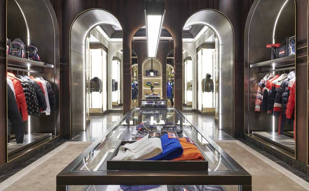 Installation d'un écran LED en vitrine chez Moncler Champs-Élysées à Paris 8e