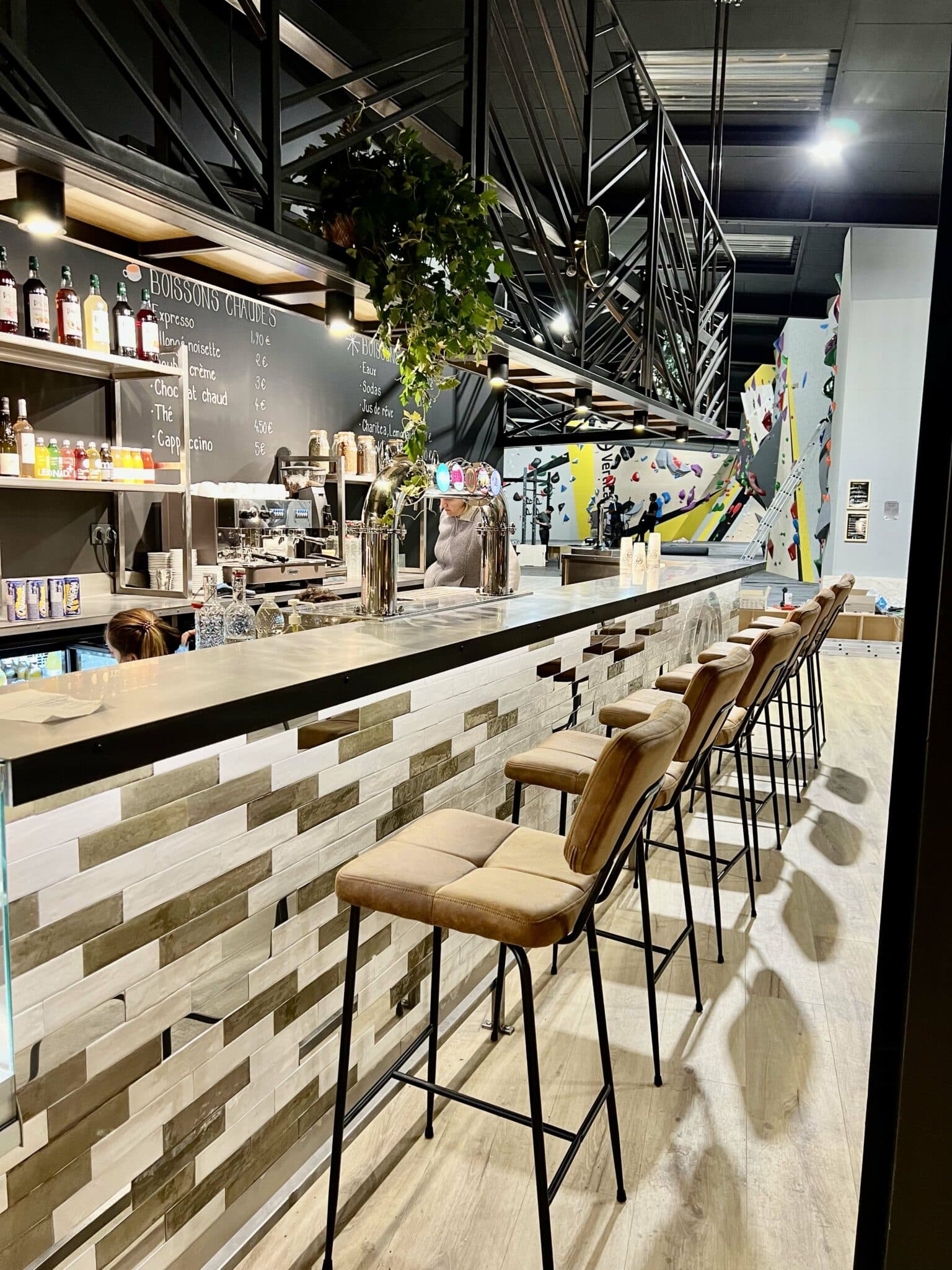 Installation d'une sonorisation professionnelle dans un bar à cocktails