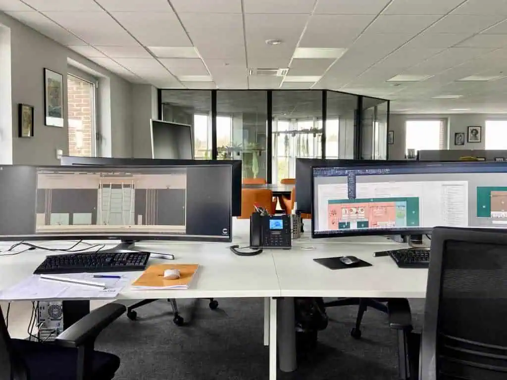 Installation de postes de travail professionnels dans des bureaux à Paris